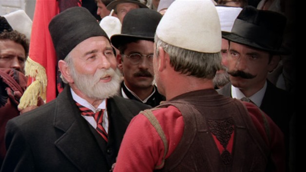 (Video, Foto) SKANDAL! Në filmin “Nëntori i dytë” brohëritet: Rroftë Enver Hoxha!