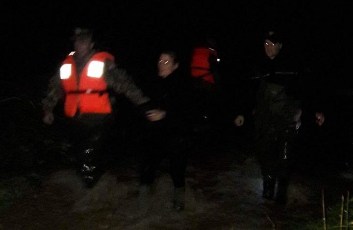 Tmerri i bashkëshortëve/ Ja si u shpëtuan pas 6 orë ‘lufte’ me ujin, humbën…