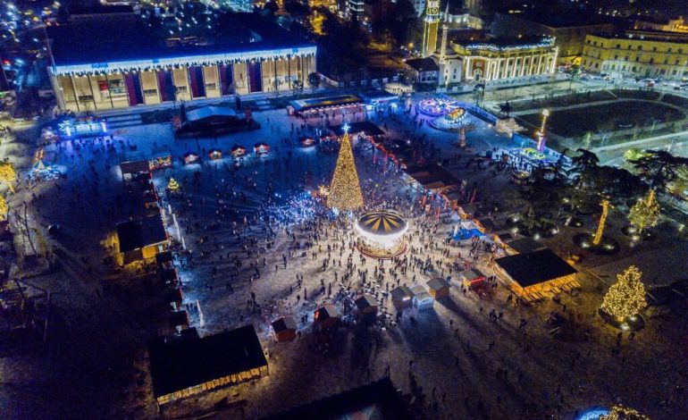 VIDEO/ Festa merr zjarr, digjet shtëpiza në Sheshin “Skënderbej”