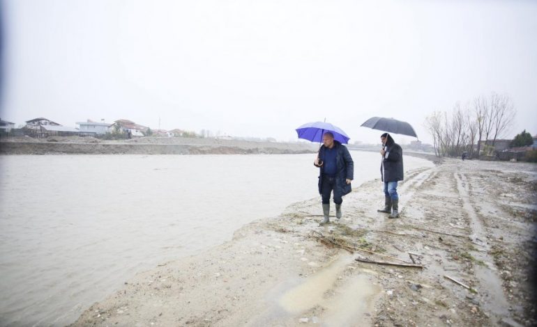 PËRKEQËSIMI I MOTIT/ Përmbytje të rënda në Kamëz dhe rrethinat përreth (FOTO)