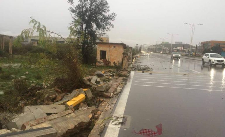 Vijojnë punimet për zhbllokimin e autostradës Tiranë-Durrës. Kaloni në rrugët dytësore (VIDEO-FOTO)