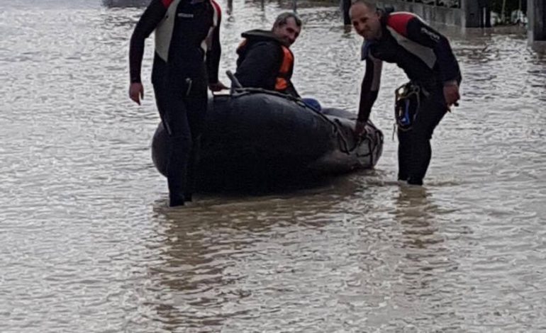 FOTO/ 400 efektivë të Forcave të Armatosura në terren, 89 persona të evakuuar pranë lumit Vjosa