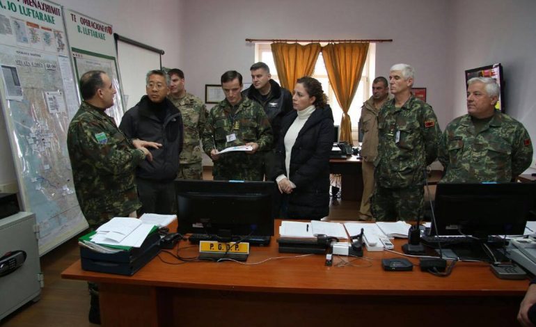 FOTO/ Përkeqësimi i motit, ambasadori Lu viziton Forcat e Armatosura: Keni të gjithë mbështetjen tonë