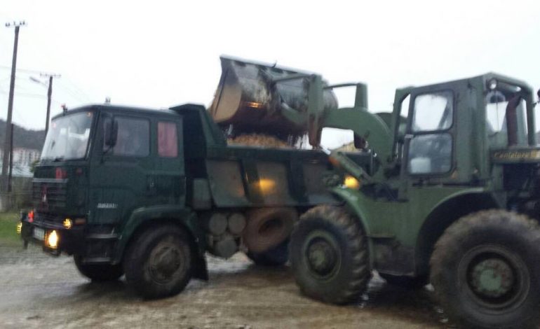 FOTO/ Zhbllokohet pas 24 orësh kanali kryesor në Kamëz