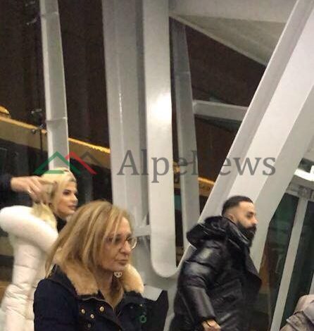 FOTOT/ Marina i bën të dyja njëkohësisht, dhe emisionin live dhe pushimet në Itali