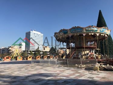 FOTOT/ Në Tiranë ngrihet Fshati i Festave në Sheshin “Skënderbej”