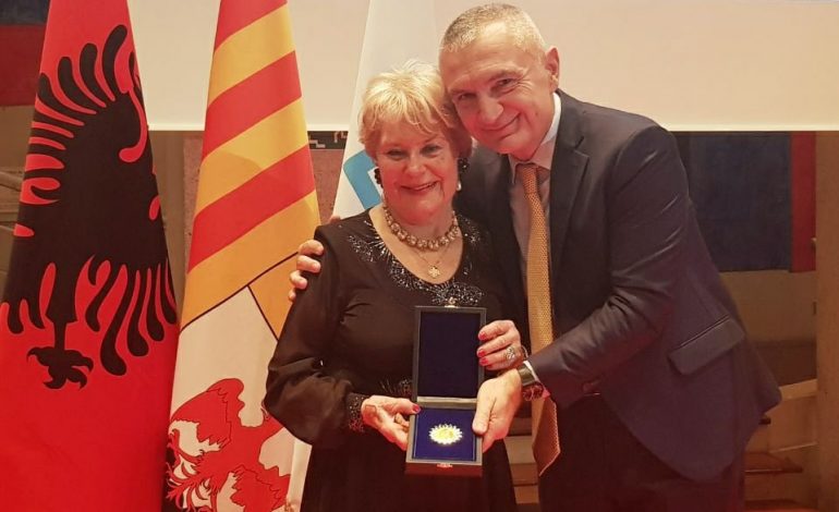 Presidenti Meta i akordon motrës së Mbretëreshës Geraldinë, Dekoratën e lartë “Nënë Tereza”