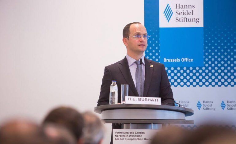 Bushati në Bruksel: Shqipëria nuk ulet në dy karrige si Serbia