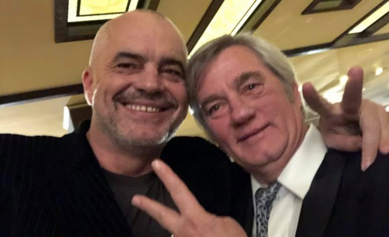 Rama “provokon” demokratët në Shkodër, foto me Zef Dedën. Si do ndjehet tani Juli zyrtar i PD?!