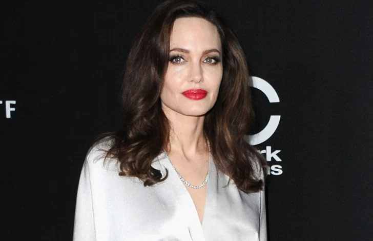 Angelina Jolie: Hyra në aktrim për të paguar borxhet e nënës… (Foto)