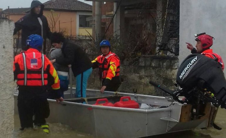 Njihuni me 10 FOTOT më pikante të përmbytjeve në Shqipëri
