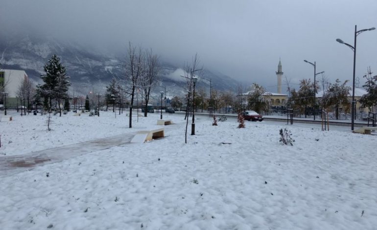 FOTO/ Kukësi zgjohet i zbardhur nga Dëbora, rrugët janë të kalueshme