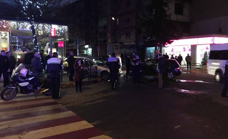 FOTO EKSKLUZIVE/ Përplasen dy automjete, 4 të plagosur