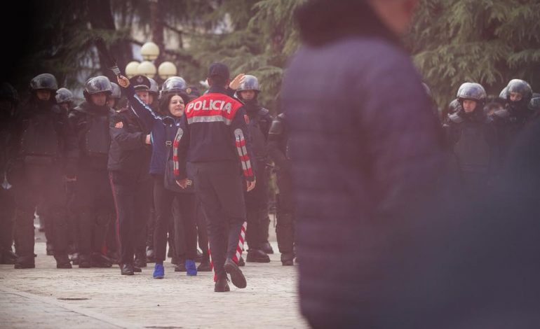 PROTESTA/ Reagon Bashkimi Europian: Dënojmë dhunën, tregoni lidership dhe përgjegjësi