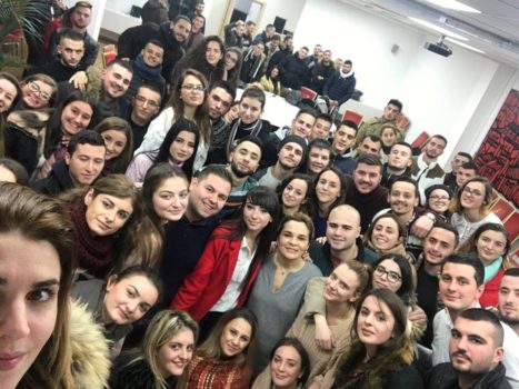 Pas përplasjes në Kuvend, Kryemadhi mbledh të rinjtë, zbulohet mesazhi që jep (FOTO)