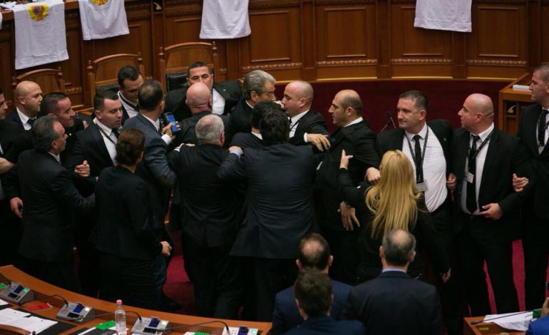 PROTESTA/ Taulant Balla: Të mblidhet Byroja, dhuna në Kuvend 10 ditë përjashtim deputetëve rebelë