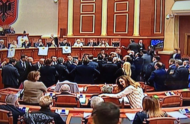 Opozita: Hiqni nga rendi i ditës prokuroren e përgjithshme/ Ndërpritet për herë të dytë seanca parlamentare