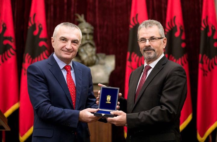 Presidenti Meta vlerëson ish-drejtorin e SHISH-it, Visho Ajazi Lika me “Dekoratën e Artë të Shqiponjës”