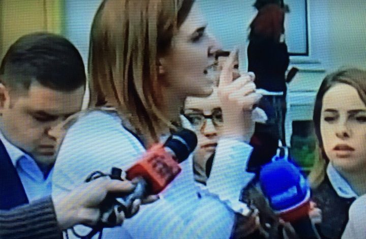 Tensione jashtë parlamentit/ Gjakoset deputetja Floida Kërpaçi