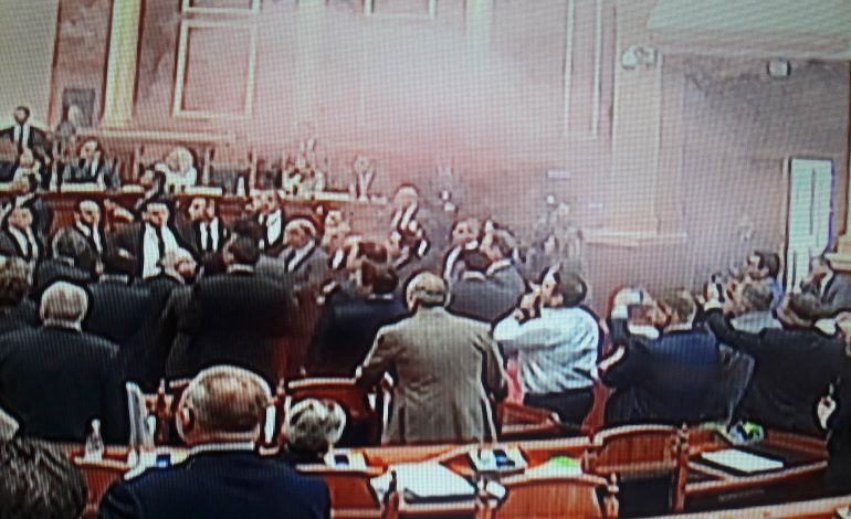 Deputetët e PD hedhin tymuese brenda Kuvendit ndërkoh Ruçi miraton rendin e ditës (FOTO+VIDEO)