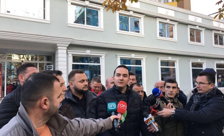 FOTO EKSKLUZIVE/ PD proteston tek Drejtoria e Policisë, Salianji: Lironi aktivistët tanë