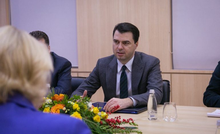 Basha u “ankohet” 5 Ambasadorët e vendeve të BE: Tre hapat e puçit Kushtetues