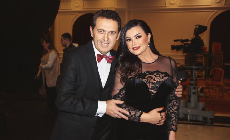 FOTO/ Eli Fara “shkëlqen” në krahët e Xenit. Shfaqet në super formë e veshur me…