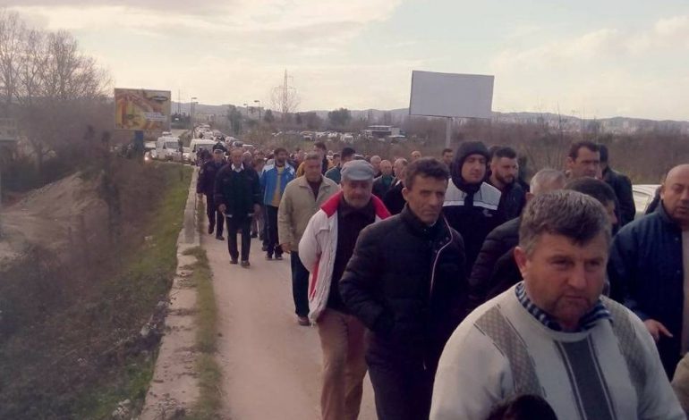 “Për rroga dhe siguracione”, vazhdon marshimi i naftëtarëve drejt Tiranës në këmbë (FOTO+VIDEO)
