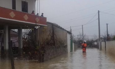 Situata në Berat/ Disa fshatra pa energji elektrike, probleme nga përmbytjet në Urën Vajgurore