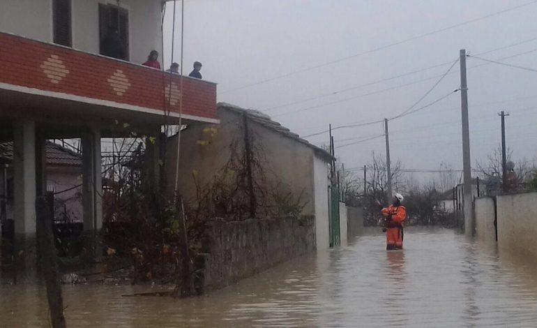 Situata në Berat/ Disa fshatra pa energji elektrike, probleme nga përmbytjet në Urën Vajgurore