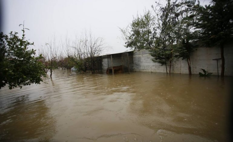 Moti i keq/ Situatë kritike edhe në Cërrik, rrezikohen 20 familje