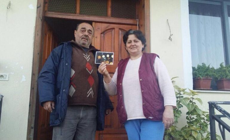 FOTO/ Veliaj kartolinë urimi qytetarëve të Tiranës, ja simbolika e veçantë e përzgjedhur