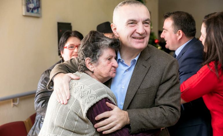 Presidenti Meta ia merr valles me të moshuarit në Kavajë: Keni vëmendjen time