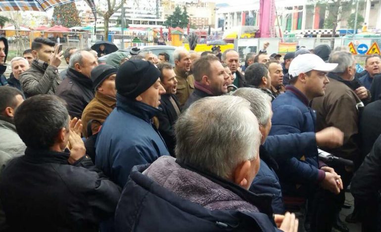 Deputeti i PS u bashkohet naftëtarëve: Nëse kompania nuk shlyen detyrimet do protesoj edhe unë me ta
