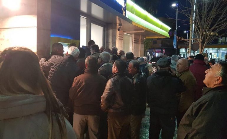 FOTOLAJM/ Naftëtarët presin pagat para bankomatit, por llogaritë janë bosh
