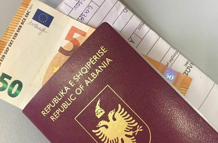 I riu e kishte me nxitim daljen nga Shqipëria, tenton të korruptoj policinë, por e pëson keq