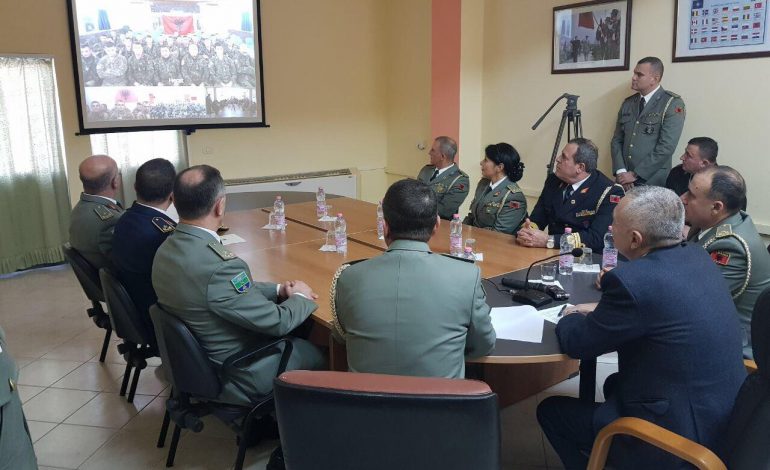 FOTO/ Meta video-konferencë me ushtarakët shqiptarë me mision në Kabul dhe Herat