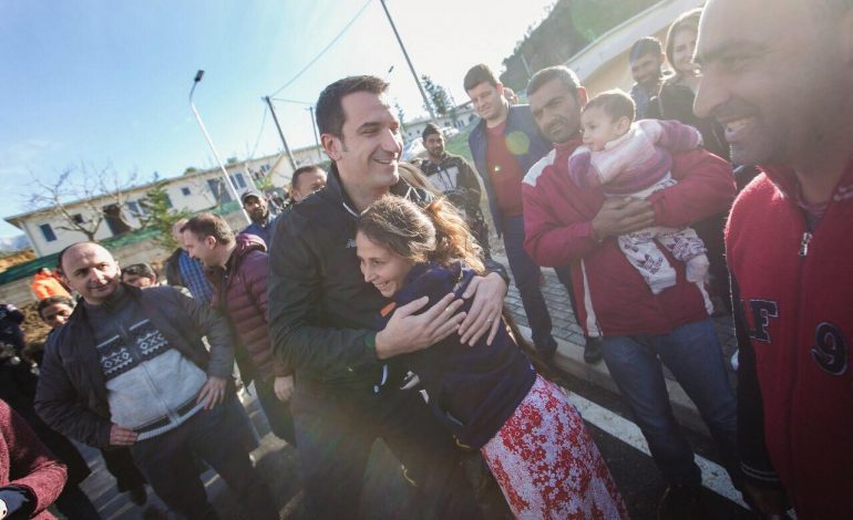 FOTO EKSKLUZIVE/ Veliaj dhe Lu mbyllin vitin bashkë, gëzojnë 60 familje rome për fundvit