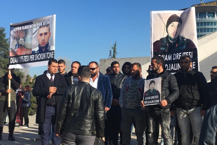 VIDEO+FOTO/ Masakra ndaj 23 vjeçarit Florenc Beqiraj, protestë homazh në Tiranë: Drejtësi për djalin tonë