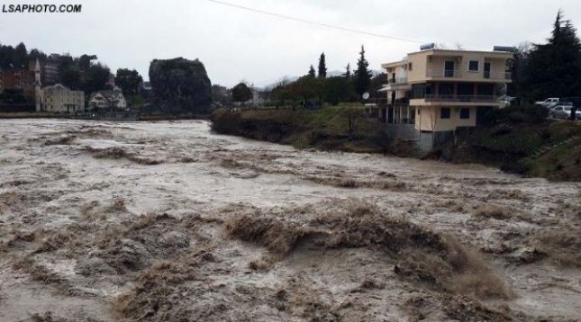 PËRKEQËSIMI I MOTIT/ Lumi Erzen del nga shtrati, përmbyten 20 banesa