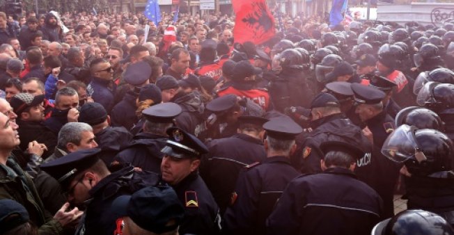 FRANCE24 shkruan për Protestën e Opozitës. Nuk harron të thotë diçka edhe për Tahirin