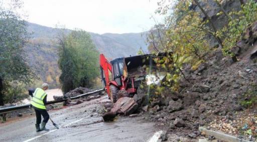 Tiranë-Elbasan, rrëshqitje dheu në tunelin e Kërrabës