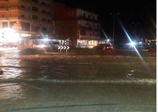 Gjirokastër/ Përmbytet rreth rrotullimi i qytetit, vështirësohet kalimi i mjeteve