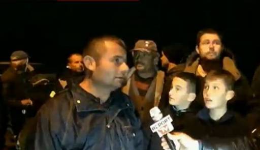 Fier/ Banorët në Darzezë: Tokat u përmbytën, tani radha e banesave…