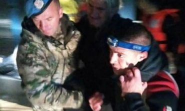 Përmbytjet/ Forcat e Armatosura me ekipet e Kosovës evakuojnë të sëmurin në Fier
