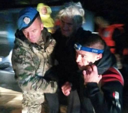 Përmbytjet/ Forcat e Armatosura me ekipet e Kosovës evakuojnë të sëmurin në Fier
