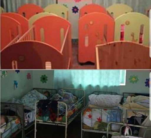 BAMIRËSI/ Flinin në hekura të ndryshkura, këngëtari shqiptar dhuron krevate për fëmijët e kopshtit