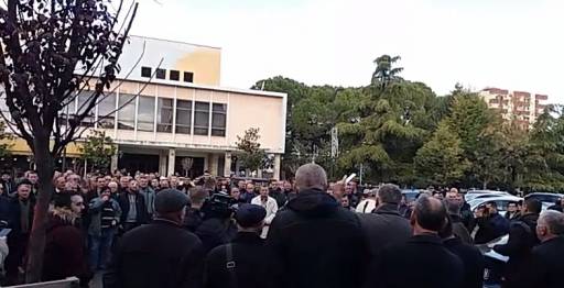FIER/ Naftëtarët sërish në protestë bllokojnë rrugën te Prefektura: Kemi 12 muaj pa…