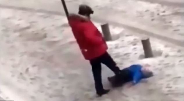 VIDEO/ Arrestohet babai, shqelmoi të birin vetëm sepse nuk mund të ngrihej në këmbë nga bora