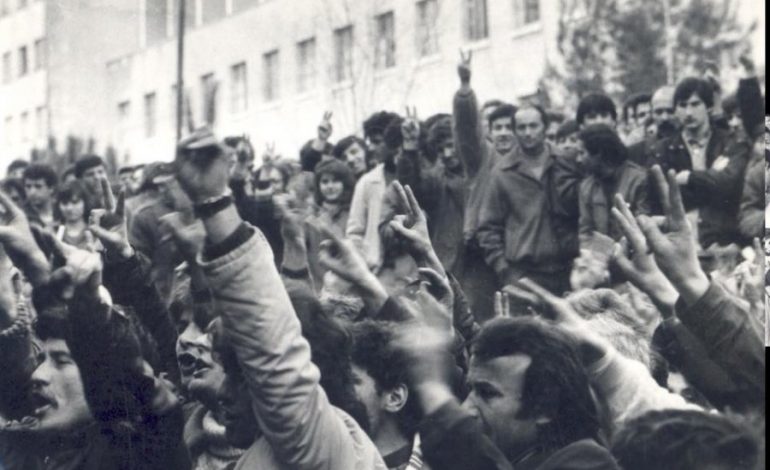 Ish-kryeministri publikon FOTOT e 27 viteve më parë: Ja prijësi i vetëm i studentëve